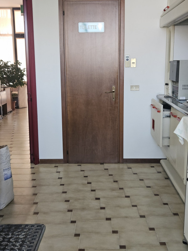 In esclusiva presso la nostra agenzia, proponiamo un negozio laboratorio di oltre 100 mq. situato...