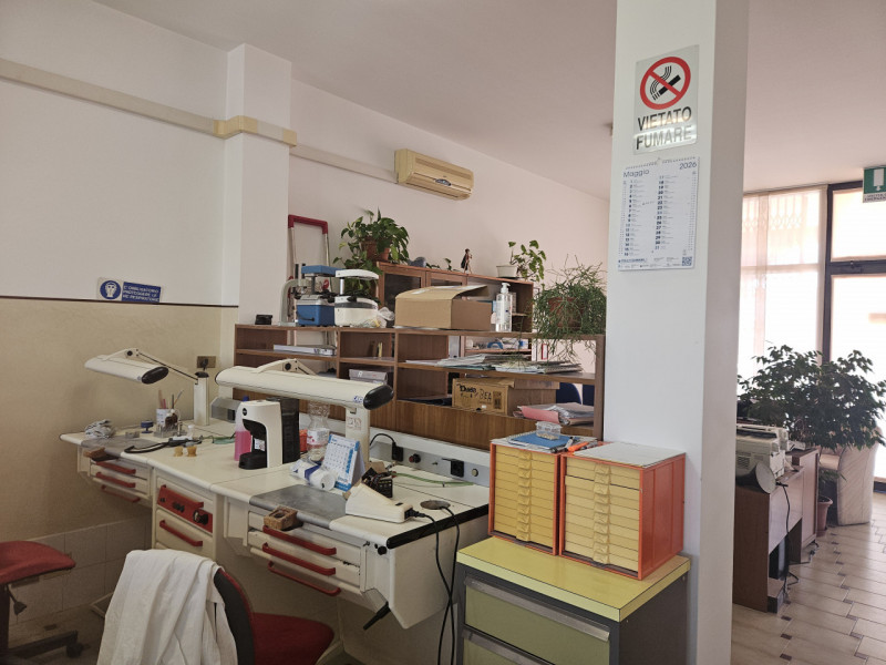 In esclusiva presso la nostra agenzia, proponiamo un negozio laboratorio di oltre 100 mq. situato...