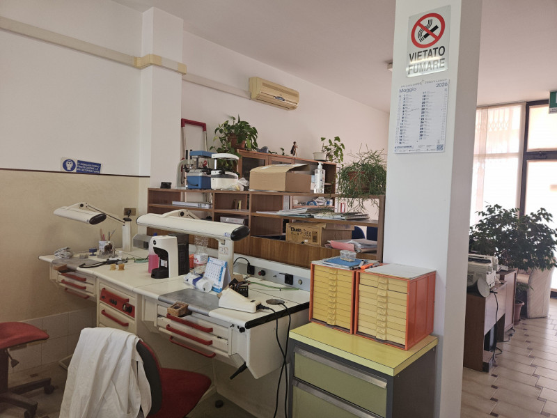 In esclusiva presso la nostra agenzia, proponiamo un negozio laboratorio di oltre 100 mq. situato...