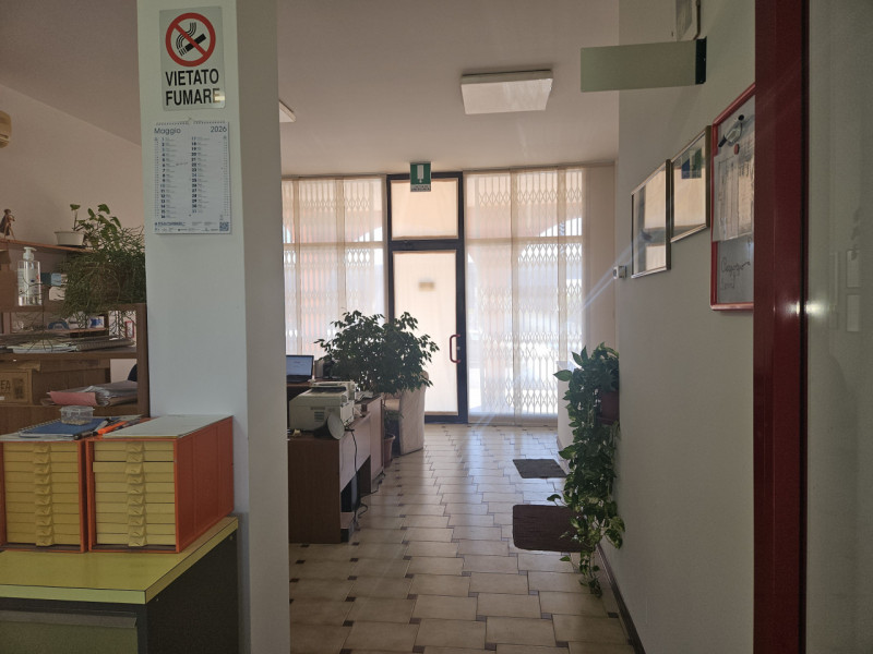In esclusiva presso la nostra agenzia, proponiamo un negozio laboratorio di oltre 100 mq. situato...