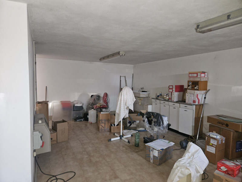 In esclusiva presso la nostra agenzia, proponiamo un negozio laboratorio di oltre 100 mq. situato...