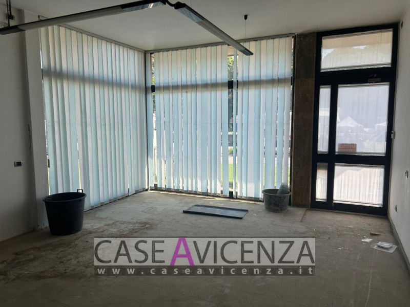 GRISIGNANO DI ZOCCO - C.E.G - IN POSIZIONE CENTRALISSIMA, PROPONIAMO negozio / Ufficio sito al pi...