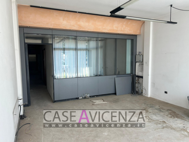 GRISIGNANO DI ZOCCO - C.E.G - IN POSIZIONE CENTRALISSIMA, PROPONIAMO negozio / Ufficio sito al pi...