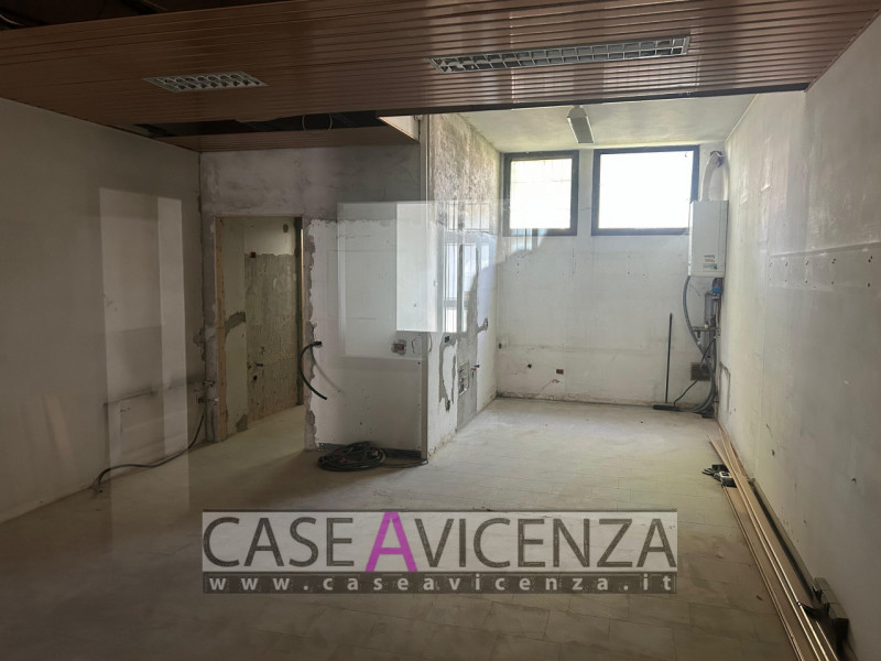 GRISIGNANO DI ZOCCO - C.E.G - IN POSIZIONE CENTRALISSIMA, PROPONIAMO negozio / Ufficio sito al pi...