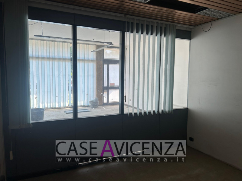 GRISIGNANO DI ZOCCO - C.E.G - IN POSIZIONE CENTRALISSIMA, PROPONIAMO negozio / Ufficio sito al pi...