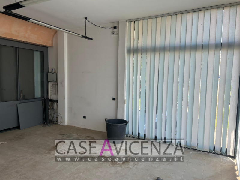 GRISIGNANO DI ZOCCO - C.E.G - IN POSIZIONE CENTRALISSIMA, PROPONIAMO negozio / Ufficio sito al pi...