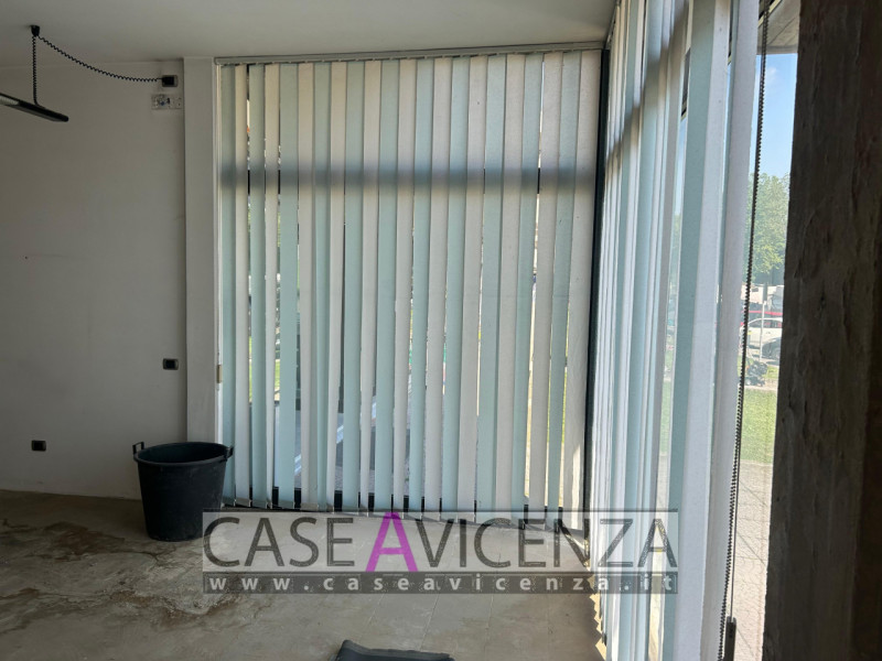 GRISIGNANO DI ZOCCO - C.E.G - IN POSIZIONE CENTRALISSIMA, PROPONIAMO negozio / Ufficio sito al pi...