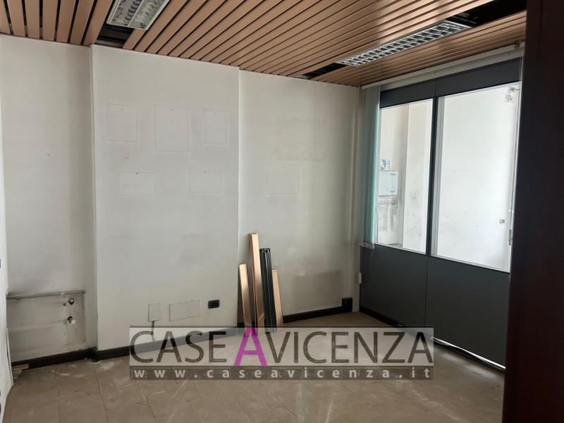 GRISIGNANO DI ZOCCO - C.E.G - IN POSIZIONE CENTRALISSIMA, PROPONIAMO negozio / Ufficio sito al pi...