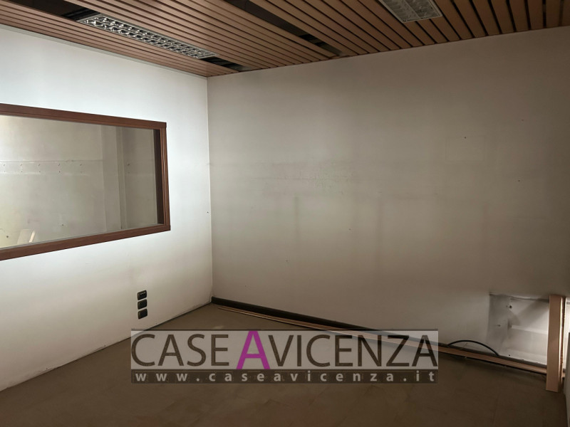 GRISIGNANO DI ZOCCO - C.E.G - IN POSIZIONE CENTRALISSIMA, PROPONIAMO negozio / Ufficio sito al pi...