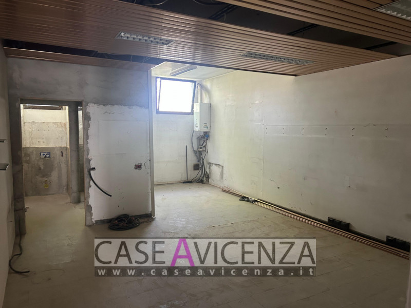 GRISIGNANO DI ZOCCO - C.E.G - IN POSIZIONE CENTRALISSIMA, PROPONIAMO negozio / Ufficio sito al pi...