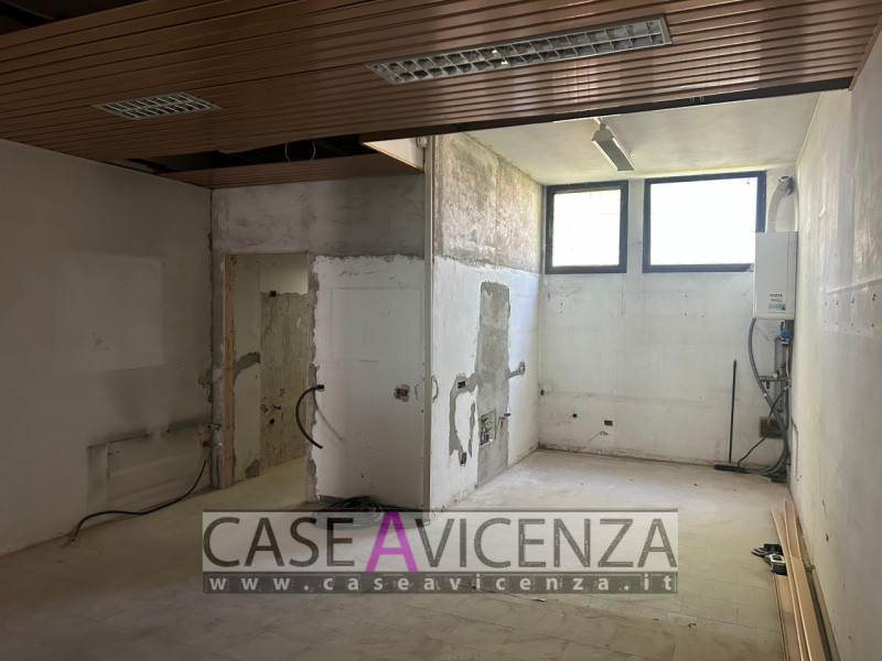 GRISIGNANO DI ZOCCO - C.E.G - IN POSIZIONE CENTRALISSIMA, PROPONIAMO negozio / Ufficio sito al pi...