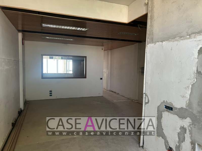 GRISIGNANO DI ZOCCO - C.E.G - IN POSIZIONE CENTRALISSIMA, PROPONIAMO negozio / Ufficio sito al pi...