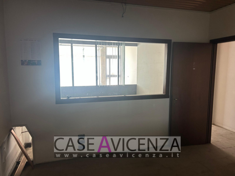 GRISIGNANO DI ZOCCO - C.E.G - IN POSIZIONE CENTRALISSIMA, PROPONIAMO negozio / Ufficio sito al pi...