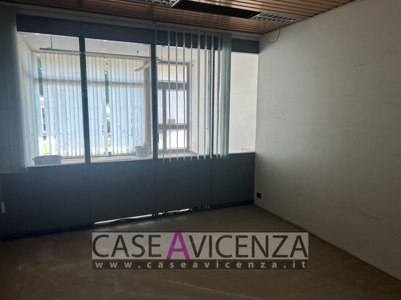 GRISIGNANO DI ZOCCO - C.E.G - IN POSIZIONE CENTRALISSIMA, PROPONIAMO negozio / Ufficio sito al pi...