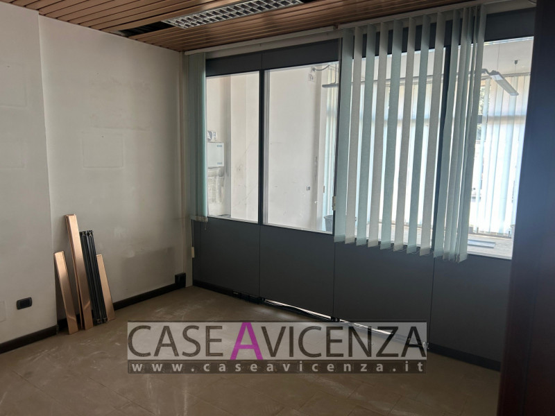 GRISIGNANO DI ZOCCO - C.E.G - IN POSIZIONE CENTRALISSIMA, PROPONIAMO negozio / Ufficio sito al pi...
