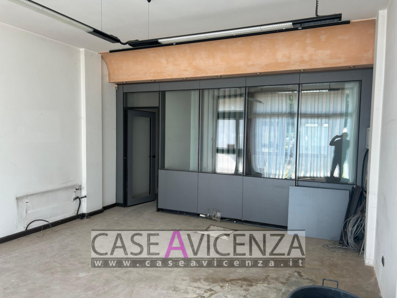 GRISIGNANO DI ZOCCO - C.E.G - IN POSIZIONE CENTRALISSIMA, PROPONIAMO negozio / Ufficio sito al pi...