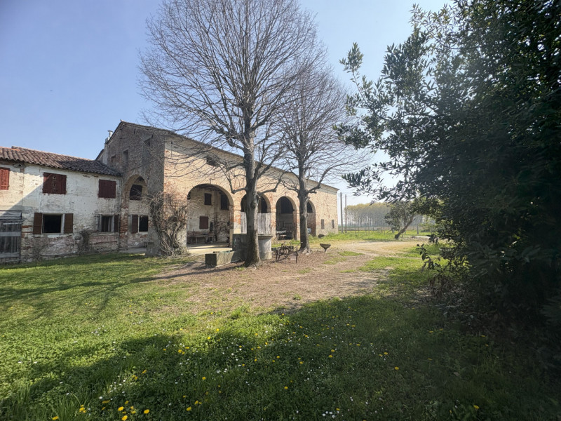 Ad Arlesega di Mestrino, nel cuore della campagna veneta e a pochi minuti dal centro del paese e ...