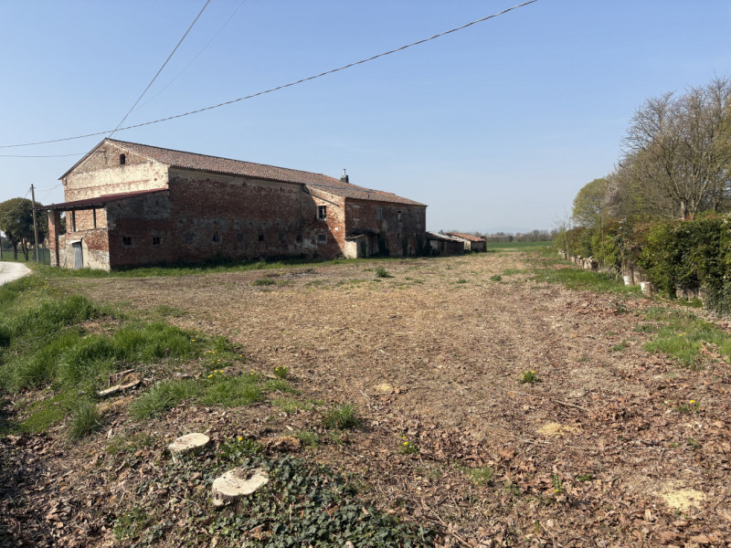 Ad Arlesega di Mestrino, nel cuore della campagna veneta e a pochi minuti dal centro del paese e ...