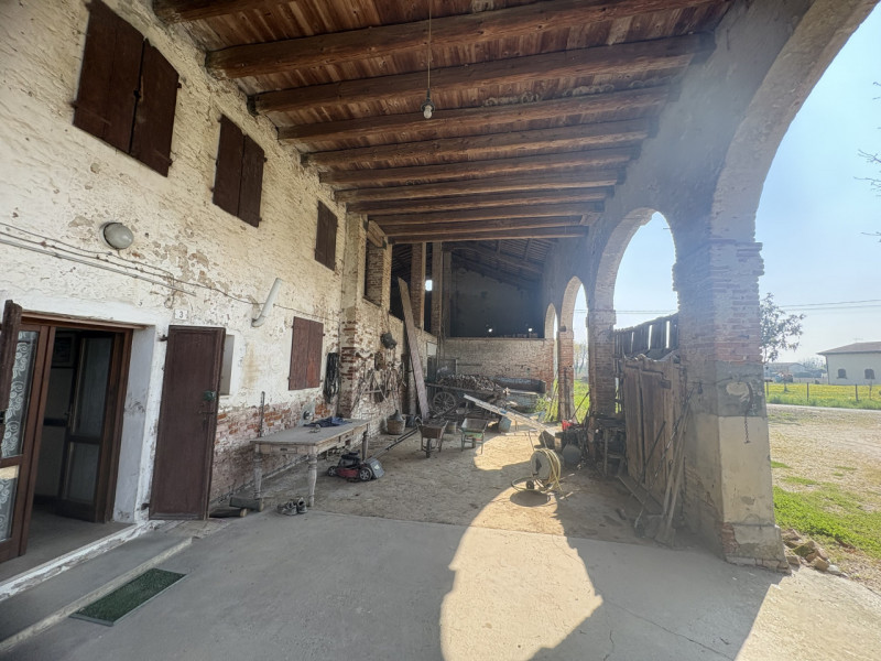 Ad Arlesega di Mestrino, nel cuore della campagna veneta e a pochi minuti dal centro del paese e ...