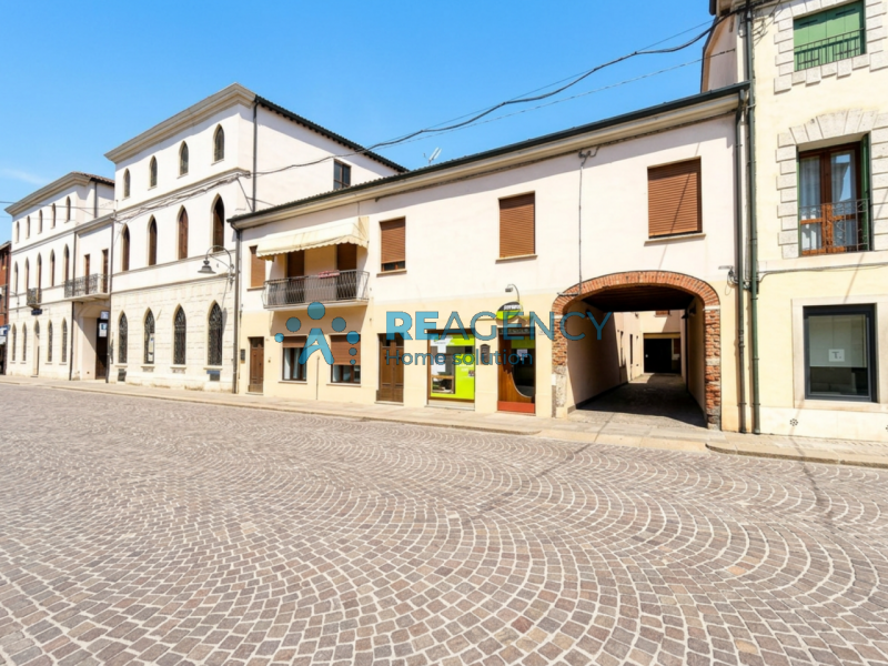 Situato in una zona Centrale a Montebello Vicentino, comoda a tutti i principali servizi, proponi...