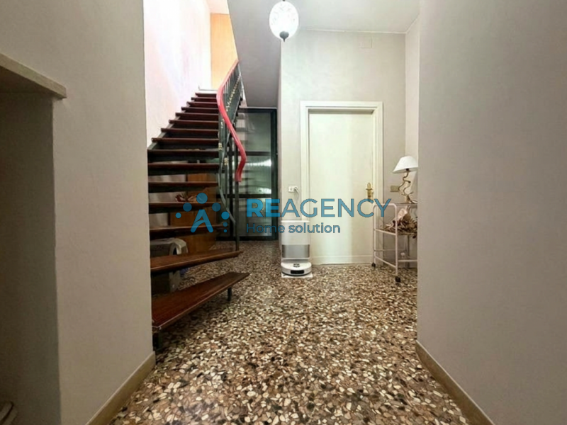 Situato in una zona Centrale a Montebello Vicentino, comoda a tutti i principali servizi, proponi...