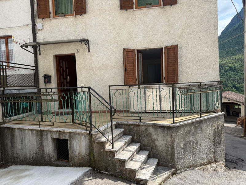 In tranquilla zona centrale a Casotto di Pedemonte, proponiamo in affitto un apparamento bicamere...