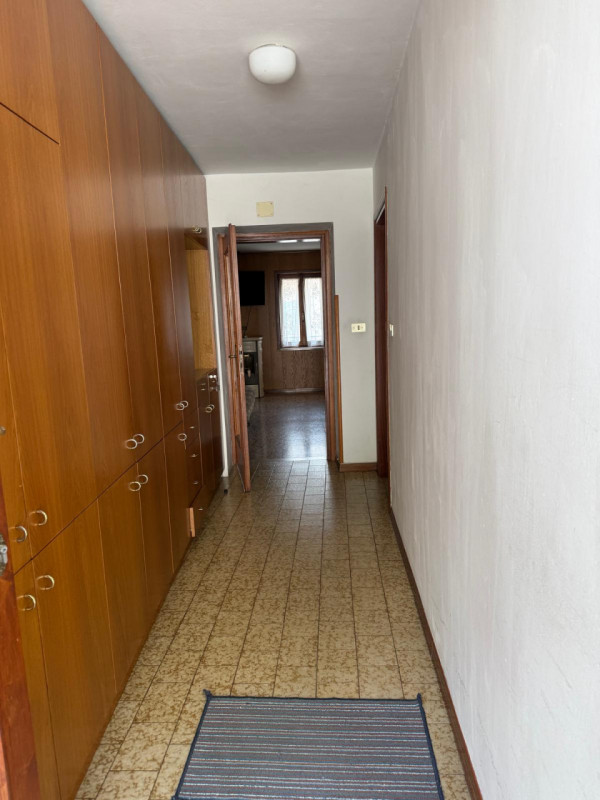 In tranquilla zona centrale a Casotto di Pedemonte, proponiamo in affitto un apparamento bicamere...