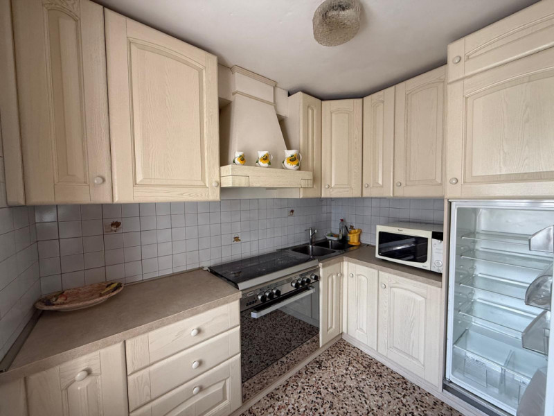 In tranquilla zona centrale a Casotto di Pedemonte, proponiamo in affitto un apparamento bicamere...