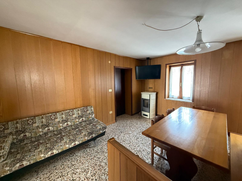 In tranquilla zona centrale a Casotto di Pedemonte, proponiamo in affitto un apparamento bicamere...