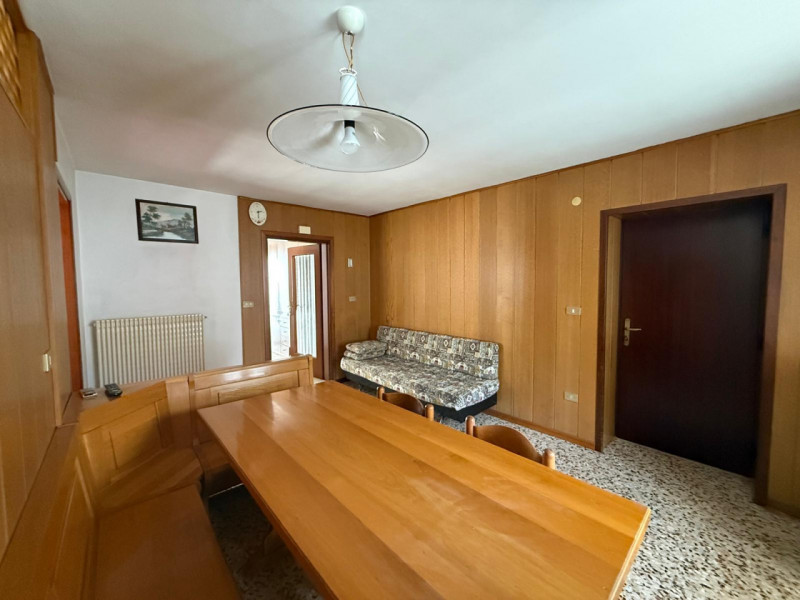 In tranquilla zona centrale a Casotto di Pedemonte, proponiamo in affitto un apparamento bicamere...