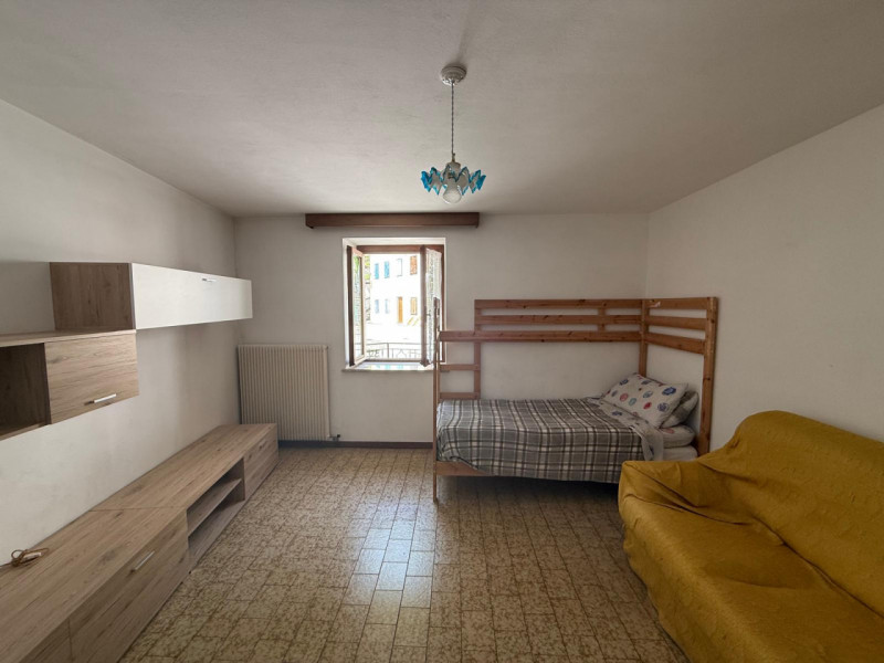 In tranquilla zona centrale a Casotto di Pedemonte, proponiamo in affitto un apparamento bicamere...