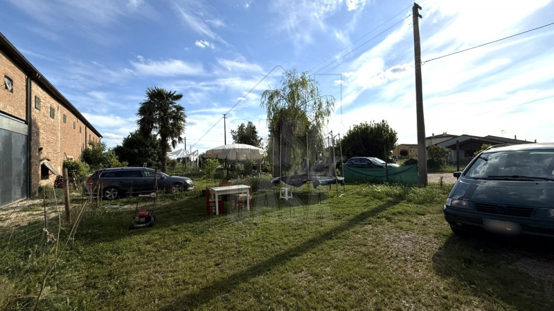 Proponiamo in vendita esclusiva casa accostata in zona tranquilla ad Ospedaletto Euganeo.
Con una...