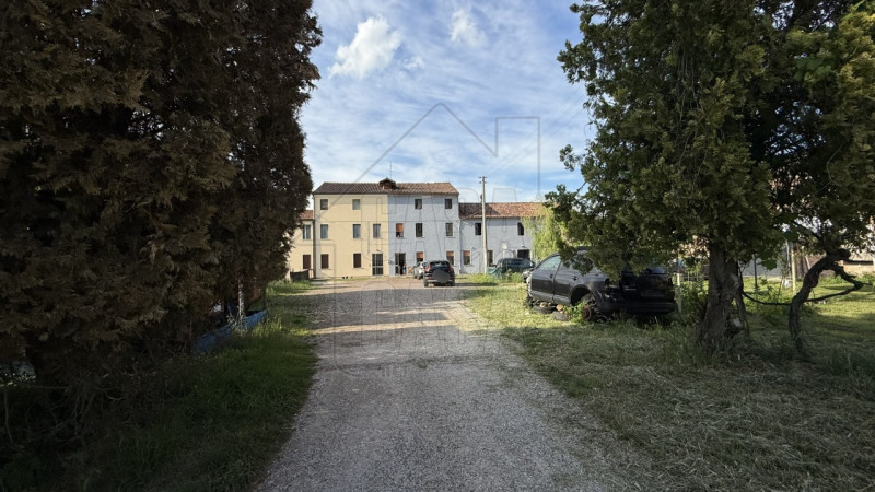 Proponiamo in vendita esclusiva casa accostata in zona tranquilla ad Ospedaletto Euganeo.
Con una...