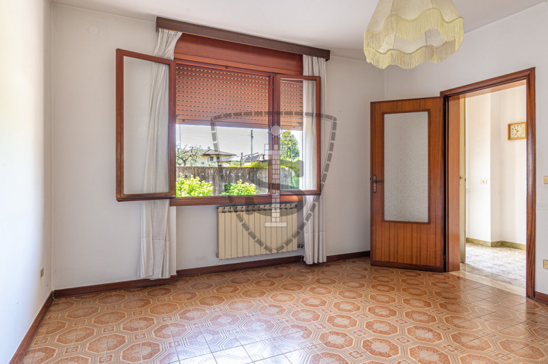 In una zona centrale del comune di Tezze sul Brenta, proponiamo in vendita una casa singola di 21...