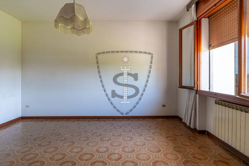 In una zona centrale del comune di Tezze sul Brenta, proponiamo in vendita una casa singola di 21...