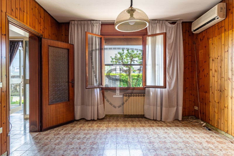In una zona centrale del comune di Tezze sul Brenta, proponiamo in vendita una casa singola di 21...