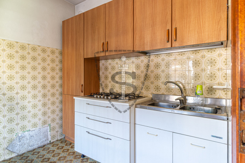 In una zona centrale del comune di Tezze sul Brenta, proponiamo in vendita una casa singola di 21...