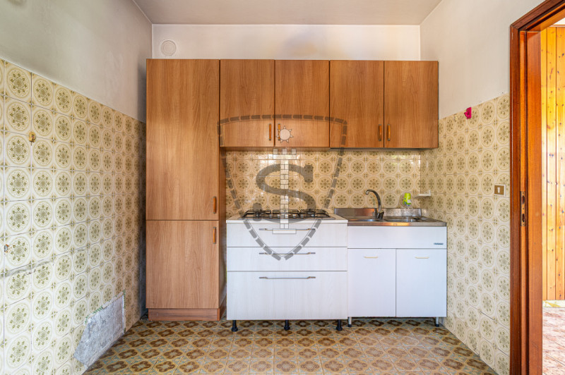 In una zona centrale del comune di Tezze sul Brenta, proponiamo in vendita una casa singola di 21...