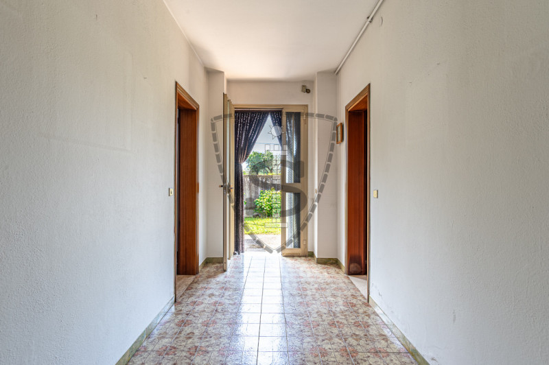 In una zona centrale del comune di Tezze sul Brenta, proponiamo in vendita una casa singola di 21...