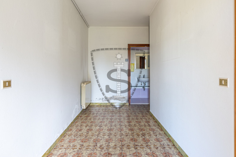 In una zona centrale del comune di Tezze sul Brenta, proponiamo in vendita una casa singola di 21...