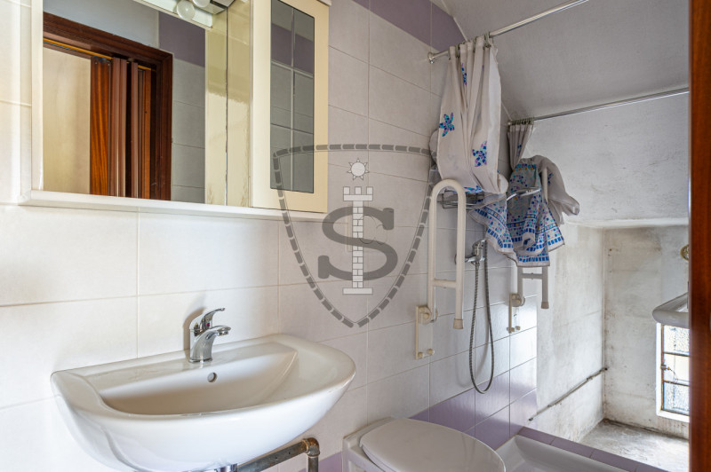 In una zona centrale del comune di Tezze sul Brenta, proponiamo in vendita una casa singola di 21...