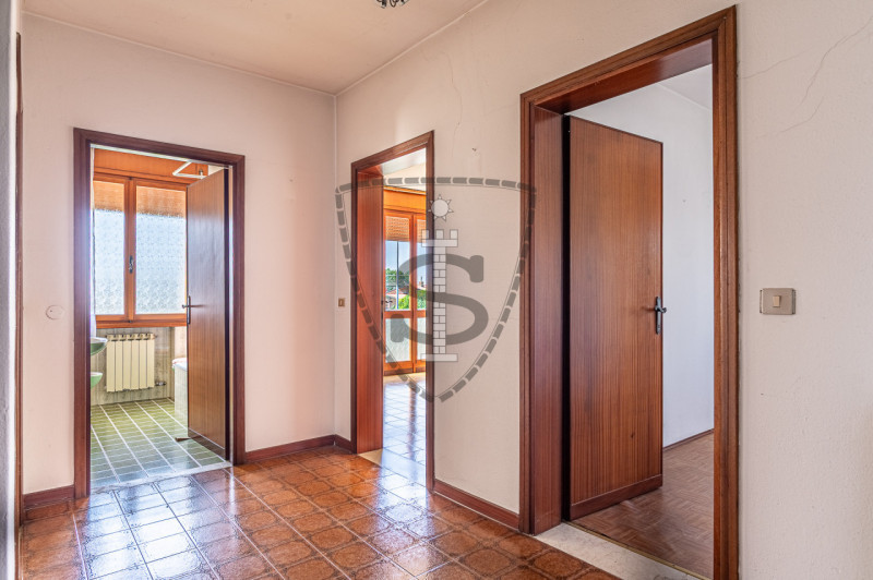 In una zona centrale del comune di Tezze sul Brenta, proponiamo in vendita una casa singola di 21...