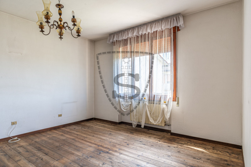 In una zona centrale del comune di Tezze sul Brenta, proponiamo in vendita una casa singola di 21...