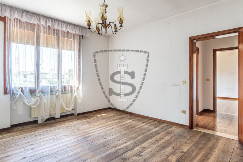 In una zona centrale del comune di Tezze sul Brenta, proponiamo in vendita una casa singola di 21...
