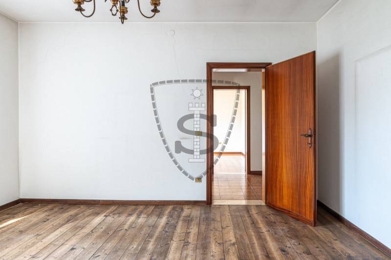 In una zona centrale del comune di Tezze sul Brenta, proponiamo in vendita una casa singola di 21...