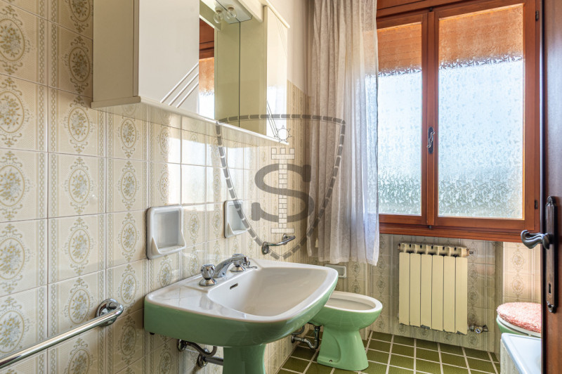 In una zona centrale del comune di Tezze sul Brenta, proponiamo in vendita una casa singola di 21...