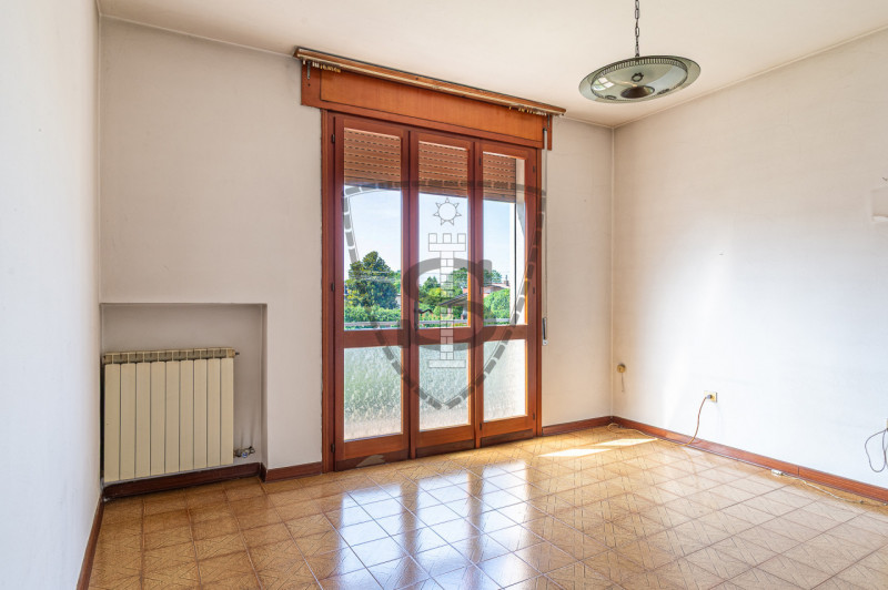 In una zona centrale del comune di Tezze sul Brenta, proponiamo in vendita una casa singola di 21...