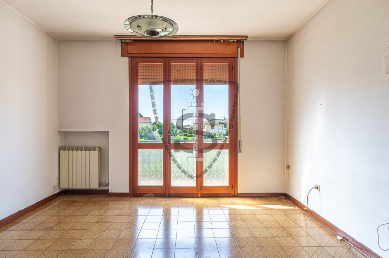 In una zona centrale del comune di Tezze sul Brenta, proponiamo in vendita una casa singola di 21...