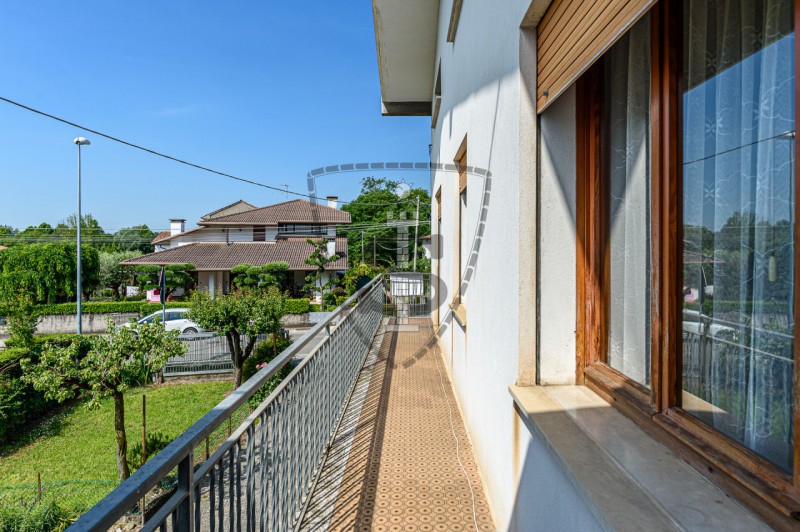 In una zona centrale del comune di Tezze sul Brenta, proponiamo in vendita una casa singola di 21...