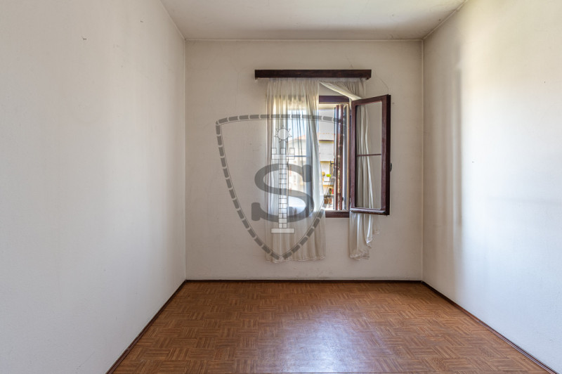 In una zona centrale del comune di Tezze sul Brenta, proponiamo in vendita una casa singola di 21...